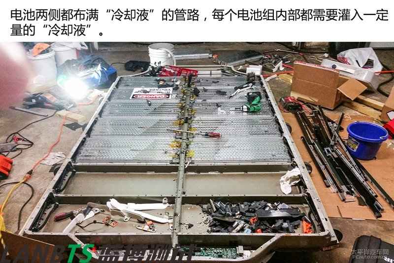 特斯拉電池板拆解:7000多節(jié)18650電池 密密麻麻